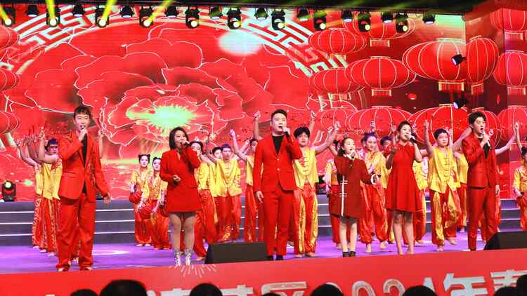 河北清苑：2024年春节联欢晚会成功举办_fororder_清苑区2024年春节联欢晚会现场，开场歌舞表演《吉星高照》。摄影 刘鹏