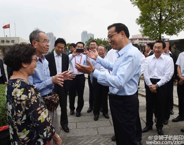 李克强在澳门老街买蛋挞组图