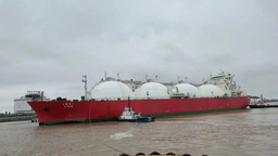 洋山港天然气储量告急 寒潮大风中满载补给的大船顺利停靠上海港