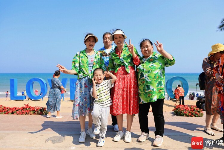 新玩法+新体验！海南环岛旅游公路观光巴士开通_fororder_00323032258_f9337e32