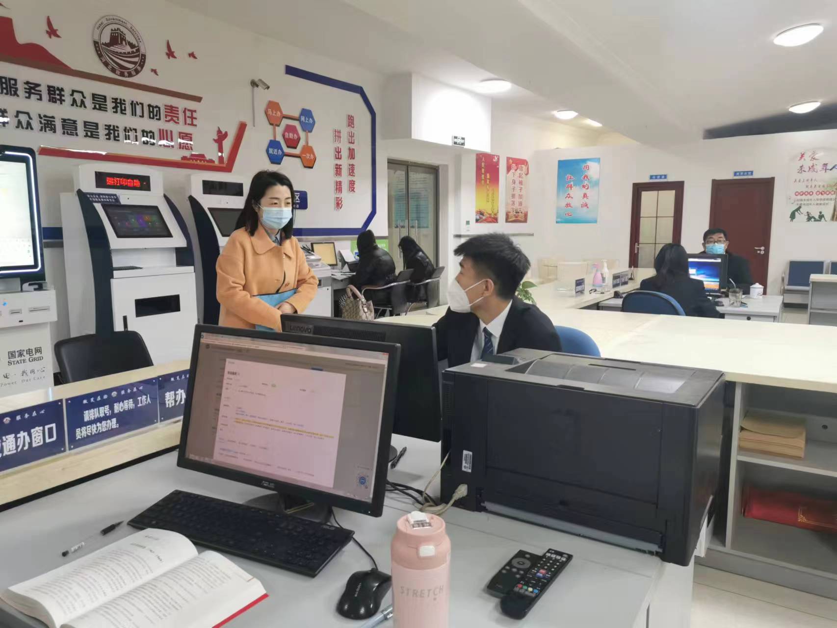 保定市满城区：政务服务“再提速”营商环境“再升级”_fororder_政务服务大厅内工作人员工作中 摄影 耿倩倩