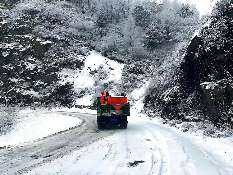 保定市交通运输局阜平县养路工区员工在国道g337长城岭路段进行融雪剂