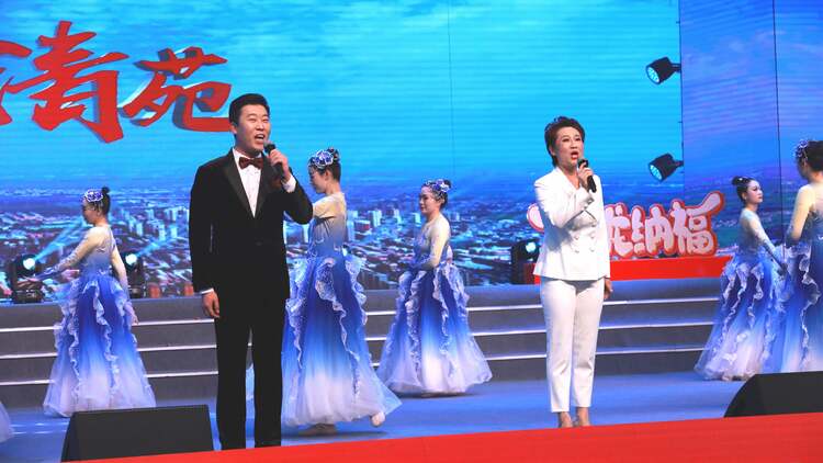河北清苑：2024年春节联欢晚会成功举办_fororder_清苑区2024年春节联欢晚会现场，歌伴舞表演《家在清苑》。摄影 刘鹏