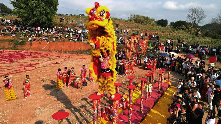 南寧市青秀區:2萬多人趕廟會 感受非遺文化盛宴