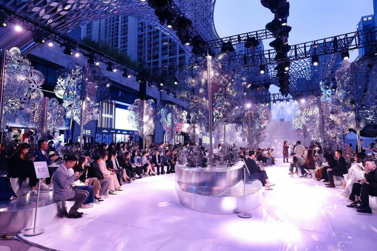 中欧时尚交流魅力持续绽放  国际设计师品牌亮相深圳中心商圈_fororder_图片1