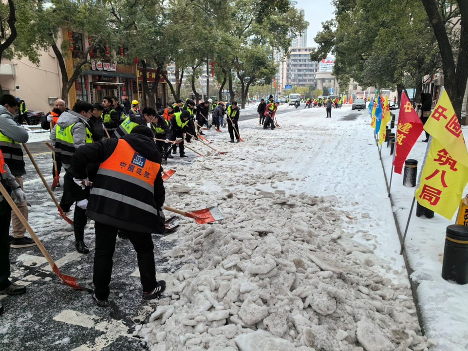 湖北昼夜“打雪仗” 以动治“冻”保通畅