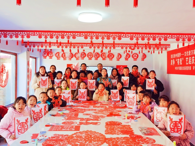 河北丰宁举办“我们的中国梦 文化进万家”亲子非遗研习活动_fororder_展示剪纸作品  拍摄白艳宁