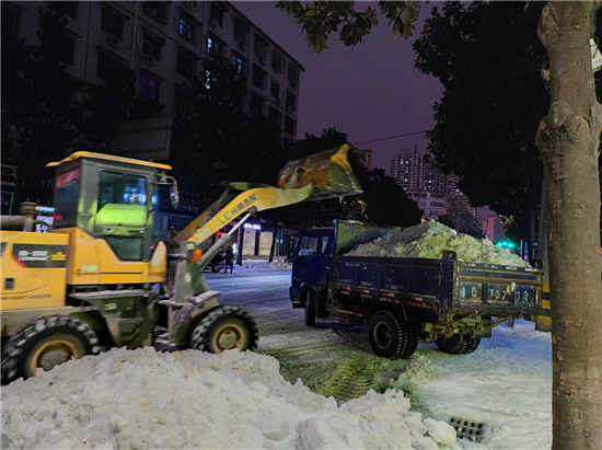 信阳市浉河区老城街道：以雪为令齐上阵 破冰除雪保畅通_fororder_图片1