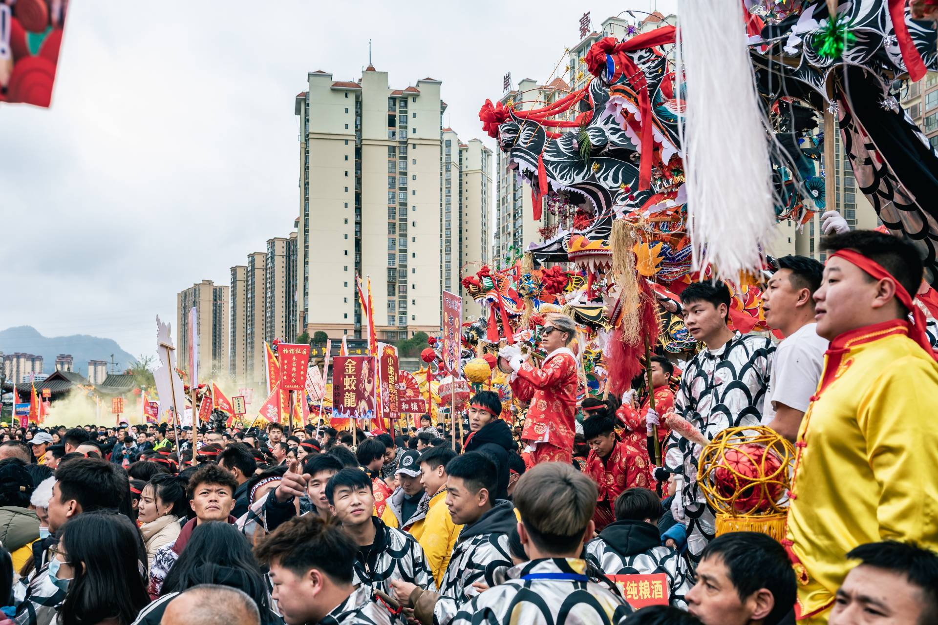 贵州德江：炸龙先出龙 群龙闹元宵