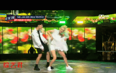 组图：空翻电胸抖臀超性感！韩星跳舞血脉喷张