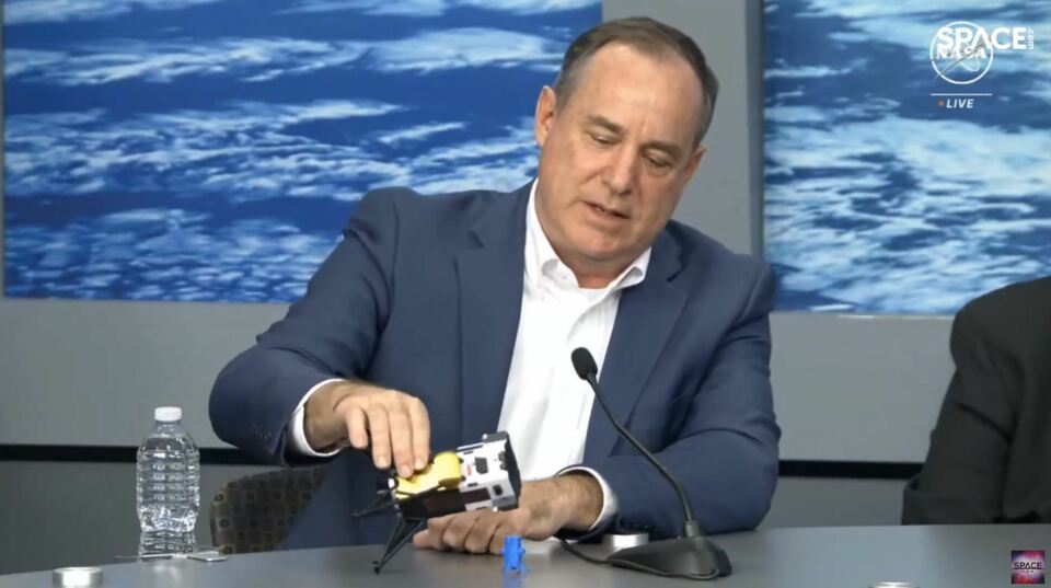 50多年后重返月球 美国着陆器“崴了一脚”