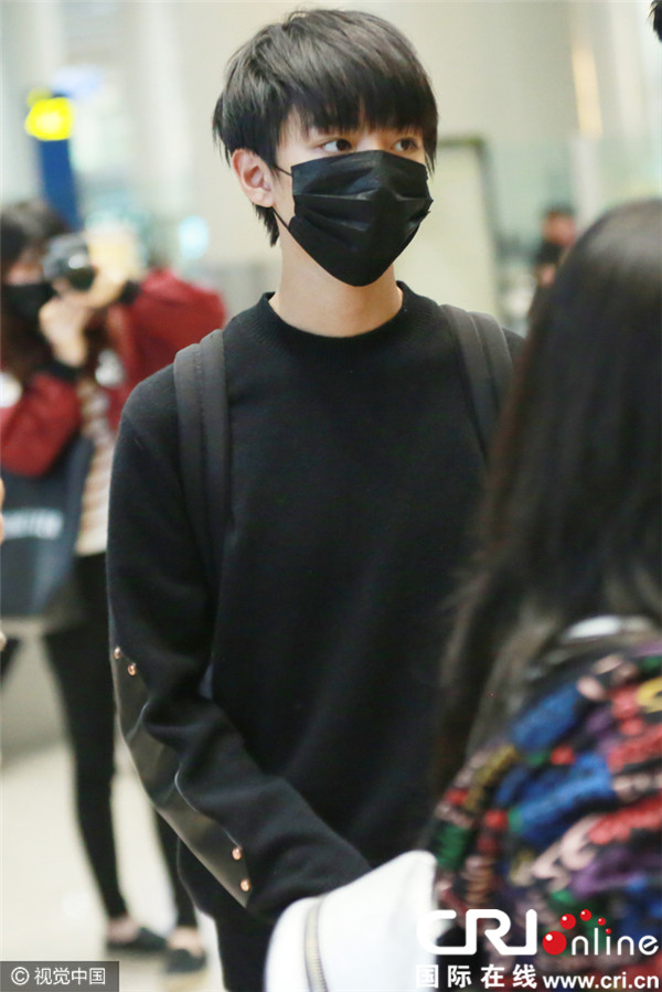 王俊凯着黑衣显深沉现身机场戴口罩一脸疲惫