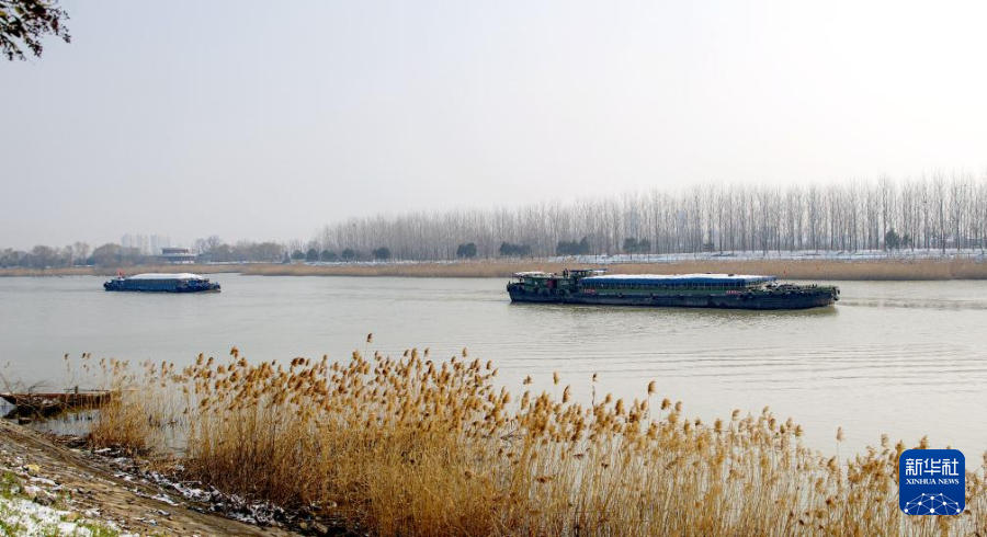 江苏扬州：京杭大运河上运输忙