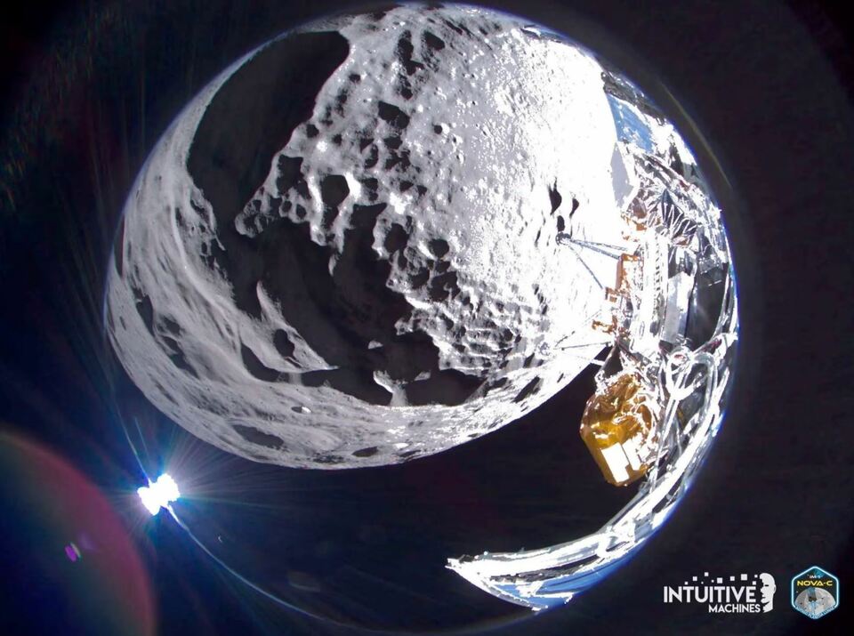 50多年后重返月球 美国着陆器“崴了一脚”