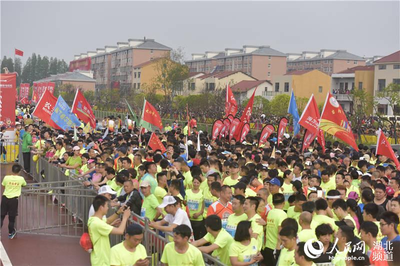 潛江返灣湖濕地國際馬拉松鳴槍起跑