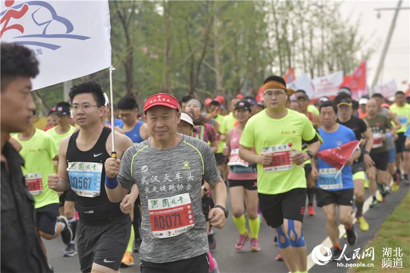 潛江返灣湖濕地國際馬拉松鳴槍起跑