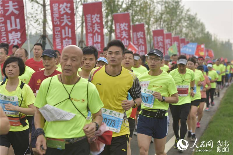 潛江返灣湖濕地國際馬拉松鳴槍起跑