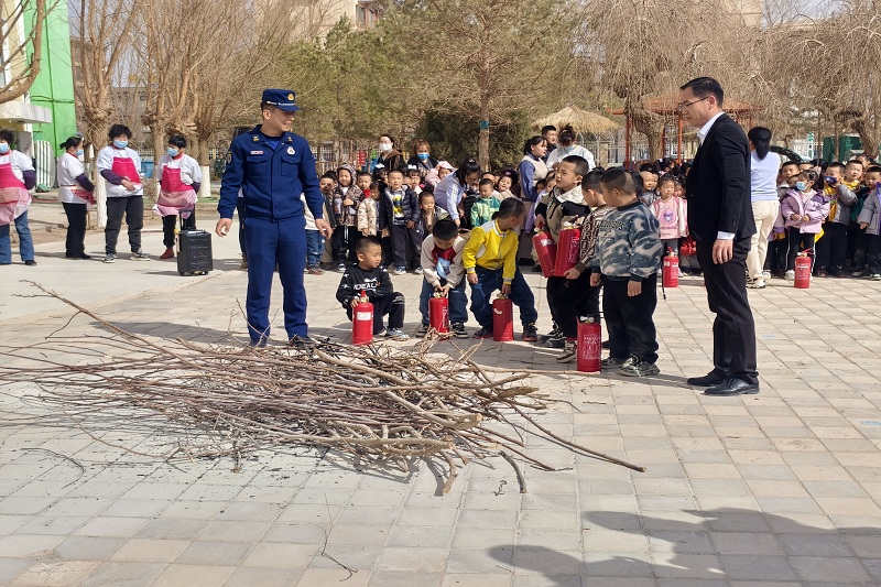 酒泉瓜州：藍朋友走進幼兒園為萌娃送上“安全大餐”_fororder_33