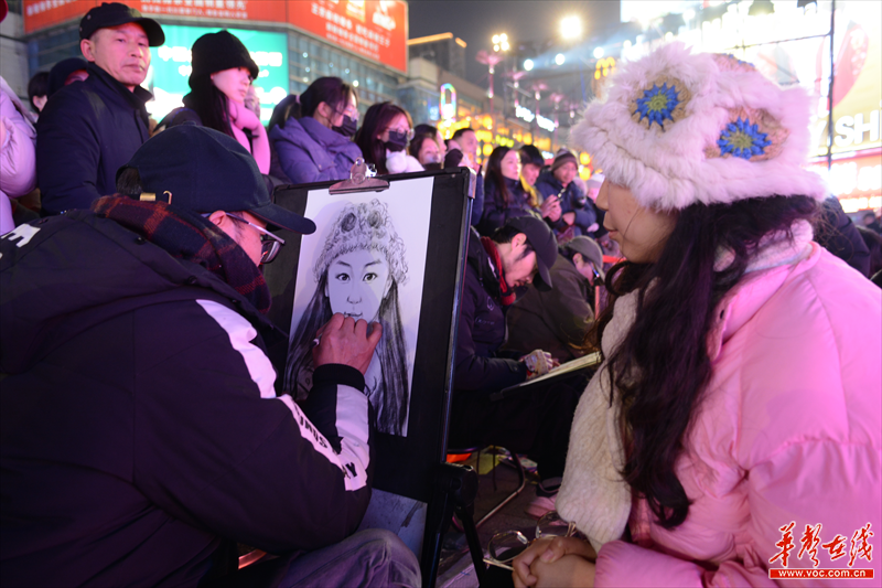 长沙黄兴广场：街头艺人献技 欢喜闹元宵