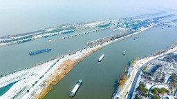 江蘇揚州：京杭大運河上運輸忙