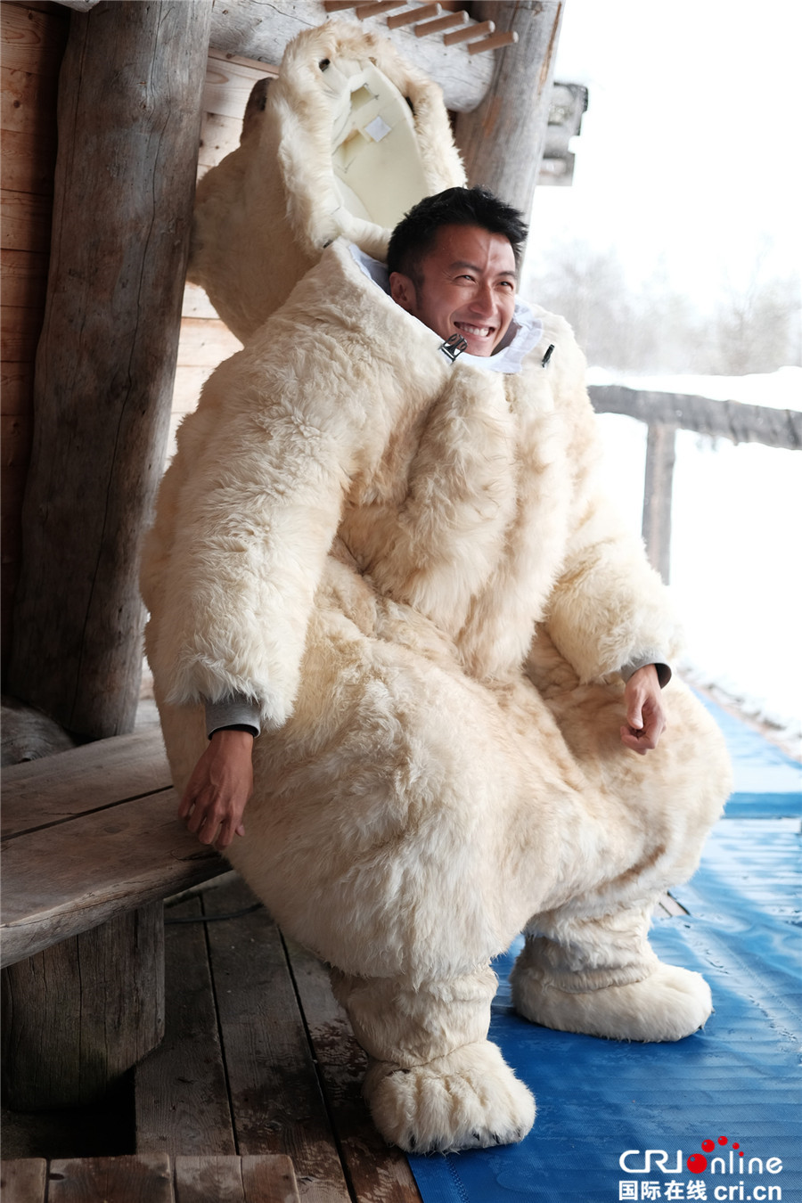 谢霆锋扮熊“上瘾” 吓坏芬兰比基尼美女