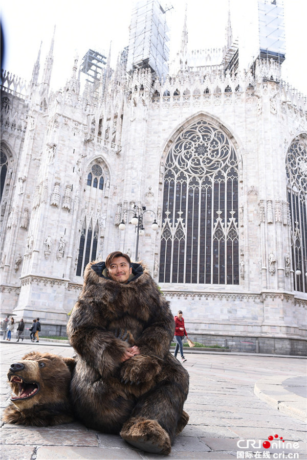 谢霆锋扮熊“上瘾” 吓坏芬兰比基尼美女