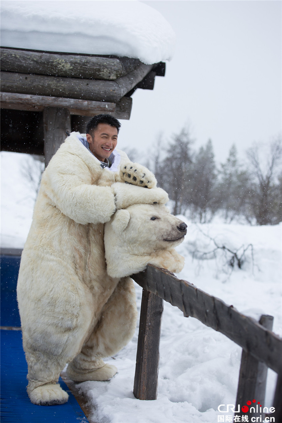 谢霆锋扮熊“上瘾” 吓坏芬兰比基尼美女