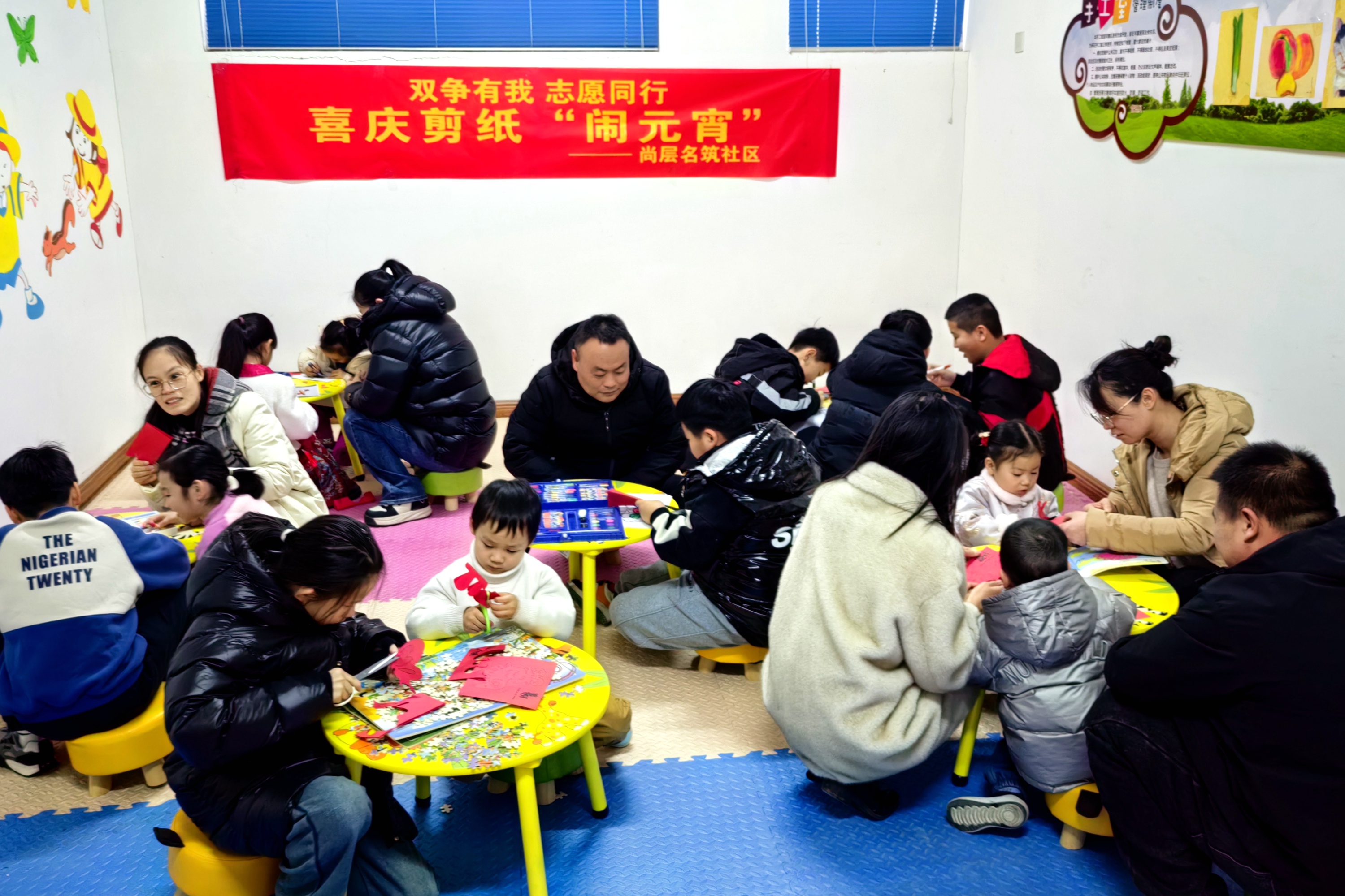 河北清苑：防范非法集资 守护百姓钱袋子_fororder_小朋友和家长共同学剪纸，喜迎元宵佳节。清苑区委宣传部供图 