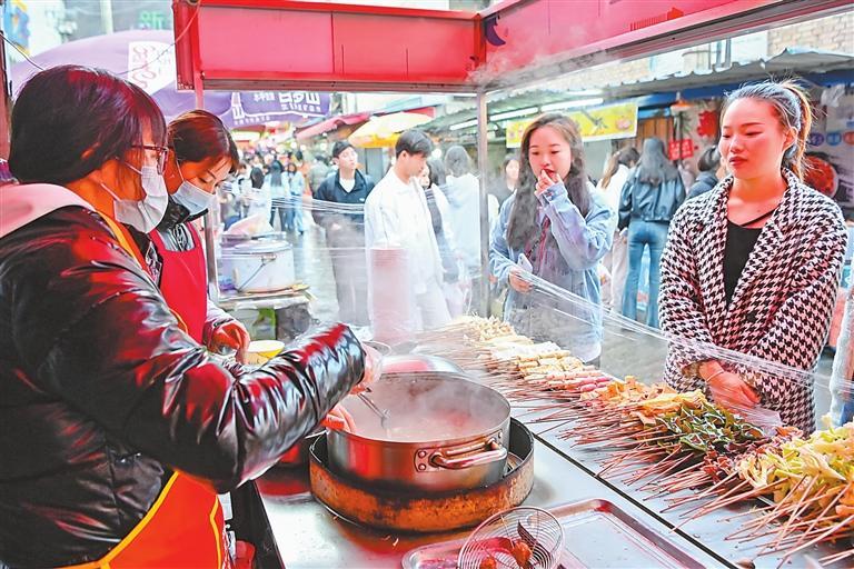 天水麻辣烫火爆 带动甘肃多地跃升为热门旅游城市_fororder_3