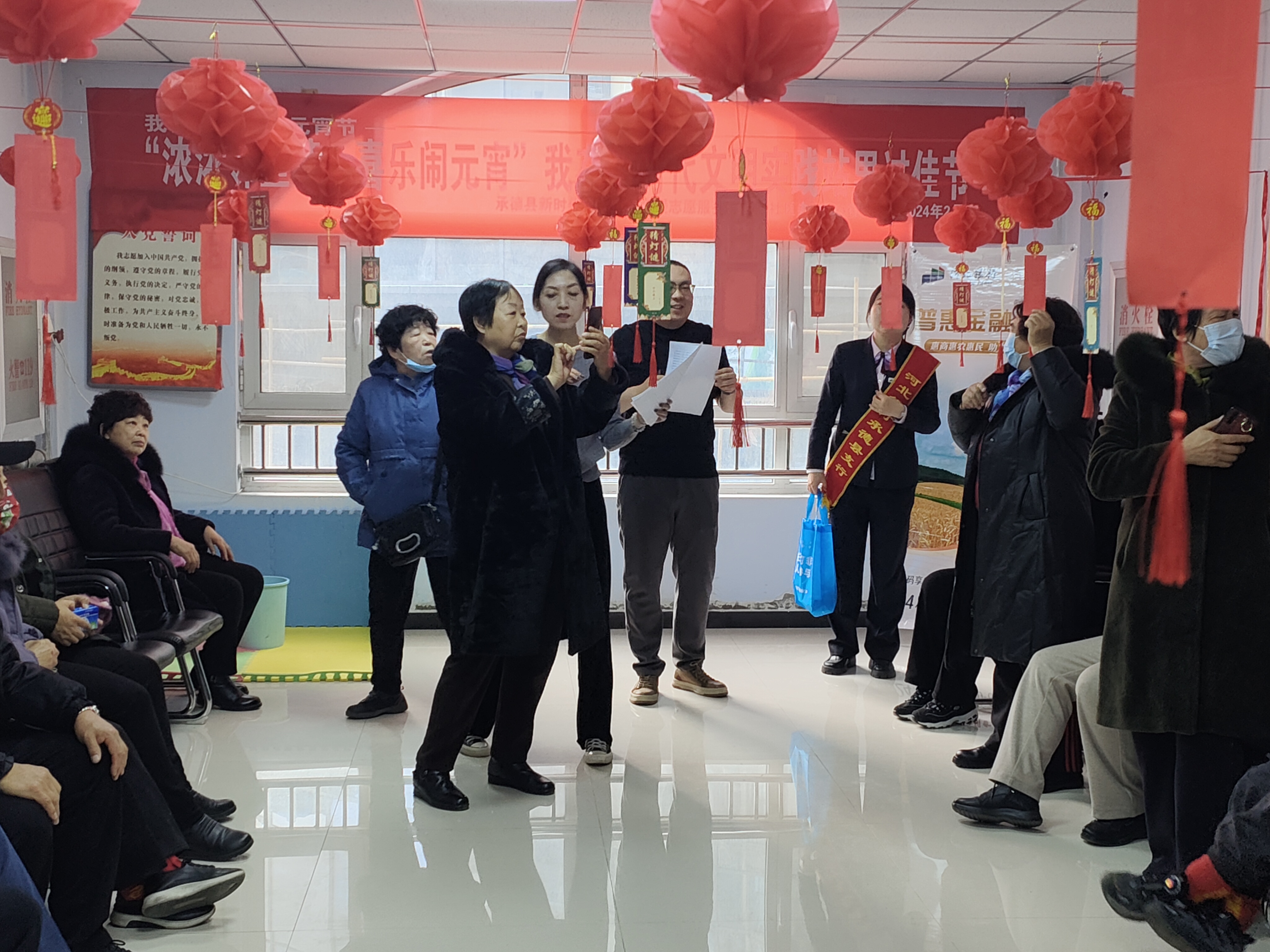 河北承德县：欢喜闹元宵 温暖邻里情_fororder_图一：“浓浓邻里情，喜乐闹元宵”我在新时代文明实践站里过佳节活动现场 摄影：张明硕