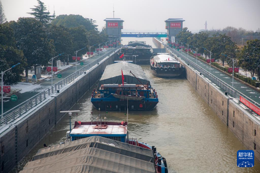 江苏扬州：京杭大运河上运输忙