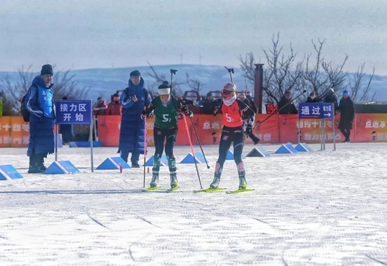 贵州运动员文颖夺得全冬会冬季两项混合接力冠军_fororder_640 (1)