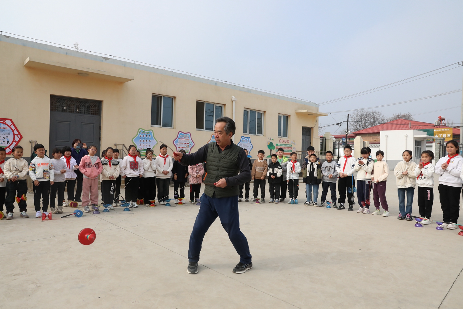 保定市满城区：看！这所学校的空竹情缘_fororder_“空竹”第四代传承人吴春鸣为学生表演 摄影 刘凡