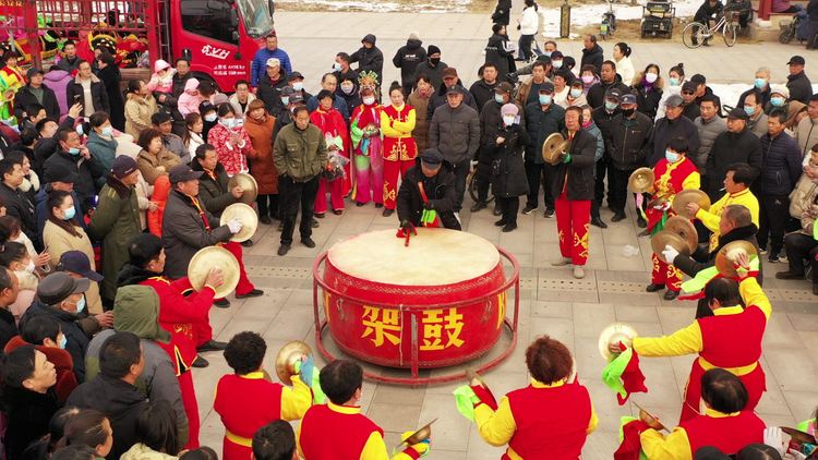 图片默认标题_fororder_架鼓表演。李萌摄