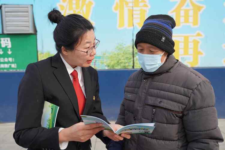 图片默认标题_fororder_工作人员为群众介绍如何防范网络金融诈骗。摄影 王磊