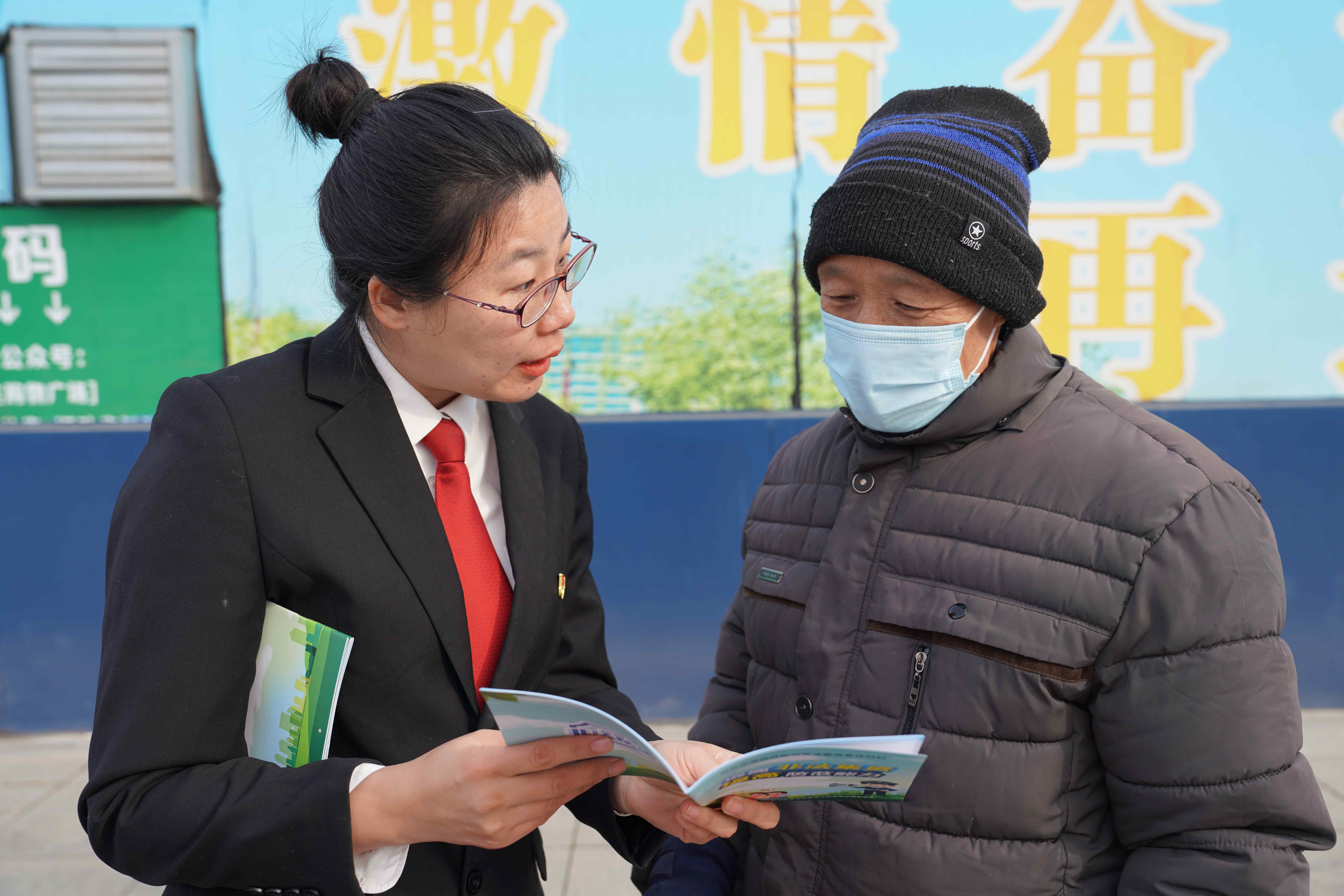 图片默认标题_fororder_工作人员为群众介绍如何防范网络金融诈骗。摄影 王磊