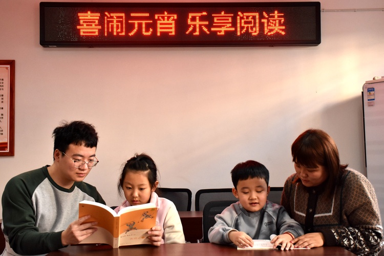 河北清苑：防范非法集资 守护百姓钱袋子_fororder_居民们共同阅读经典文化著作。清苑区委宣传部供图 .JPG