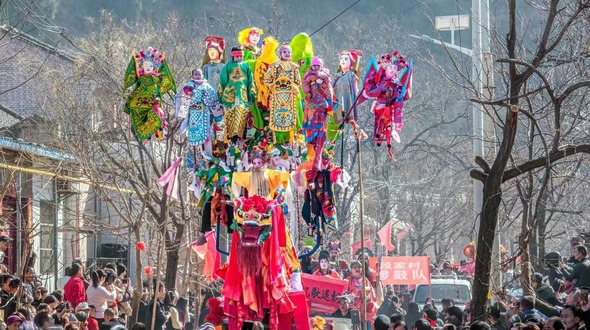 В городском округе Вэйнань провинции Шэньси прошли разнообразные мероприятия, посвященные празднованию китайского Нового года_fororder_rBABC2XYRBmAPLweAAAAAAAAAAA493.1920x1280.1280x854