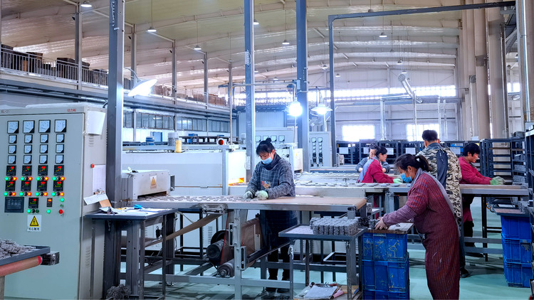 河北唐縣：不負春光好起步 奮戰龍年“開門紅”_fororder_保定寧信集團特種陶瓷過濾網生産線