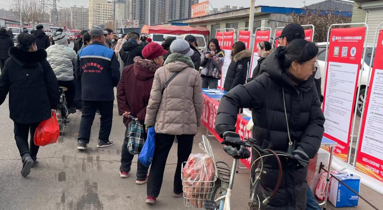 图片默认标题_fororder_图为路北区举行“春风行动”现场招聘会活动现场 路北区委宣传部供图 (3)