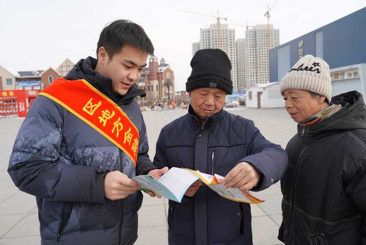 图片默认标题_fororder_工作人员为群众讲解非法集资惯用手段和常见形式。摄影 王磊