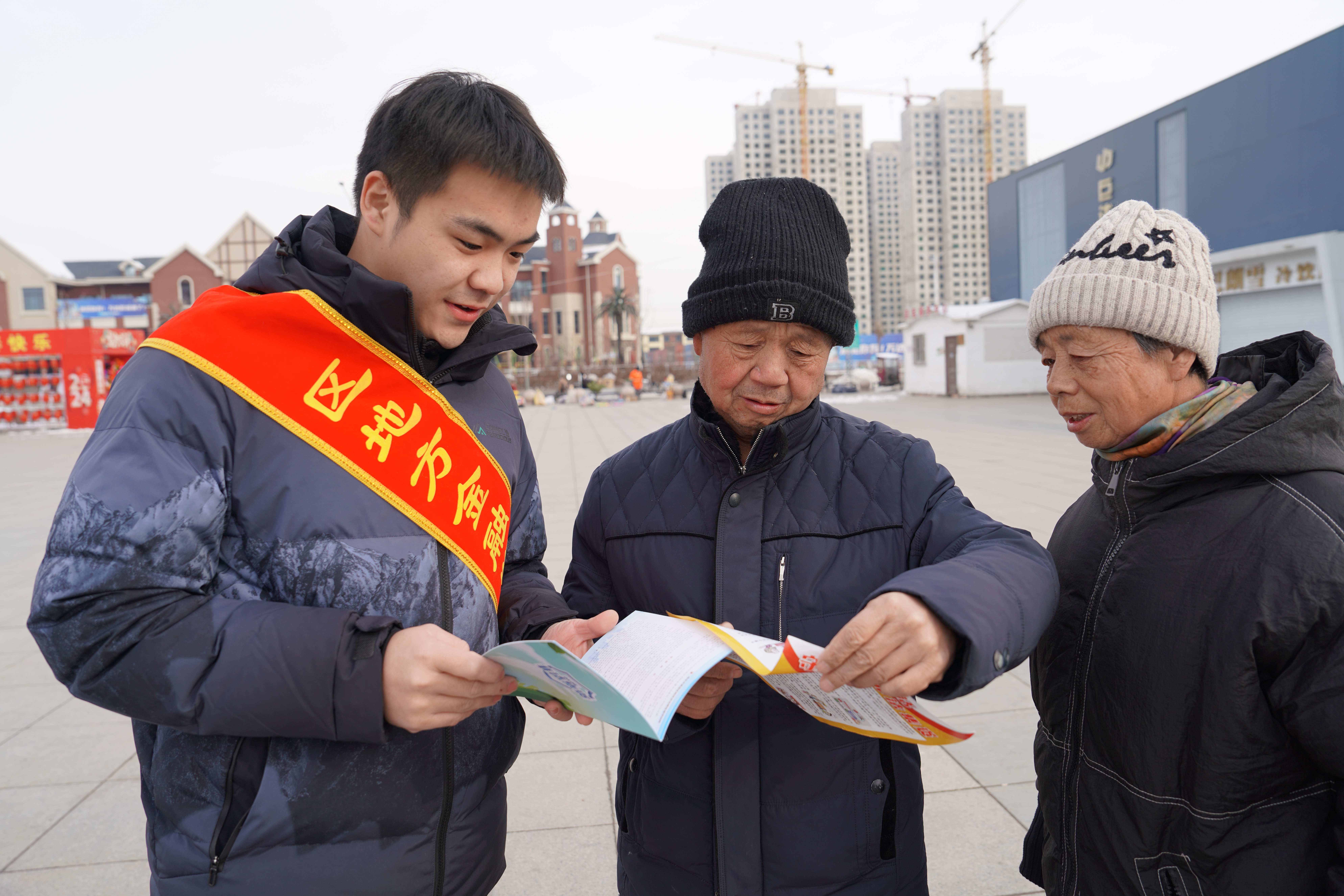 图片默认标题_fororder_工作人员为群众讲解非法集资惯用手段和常见形式。摄影 王磊