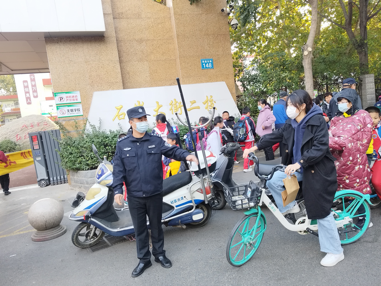 石家莊市新華區:風雨無阻“護學崗” 撐起師生“平安路”_fororder_圖片 4