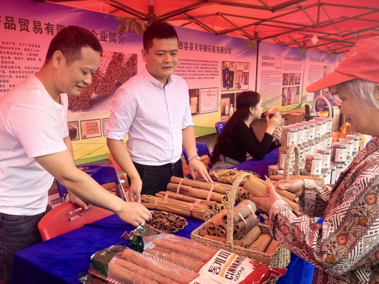 廣西容縣舉行農産品産銷對接暨柚花文化旅遊活動_fororder_20240330_105923