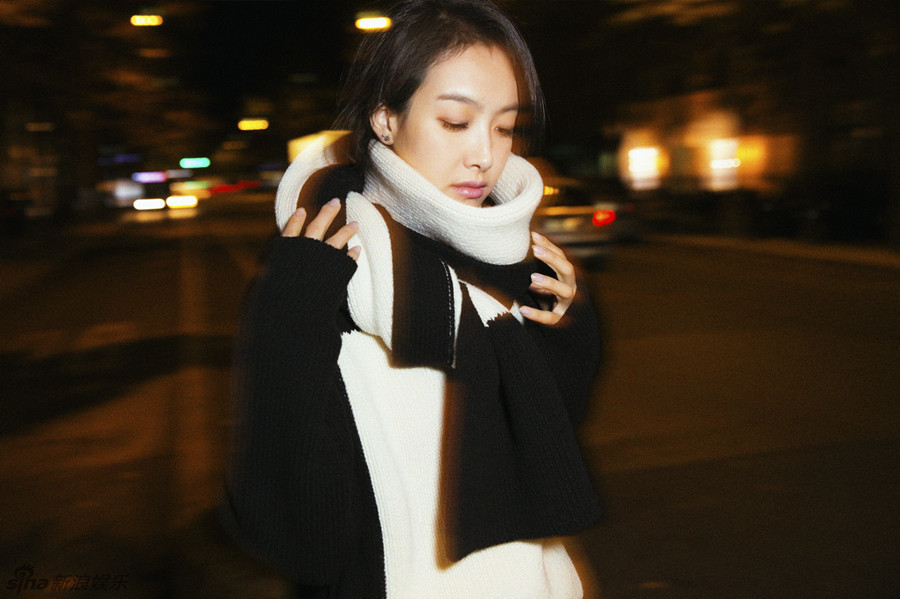 组图:宋茜巴黎秋日街拍曝光 黑白穿搭简约时尚