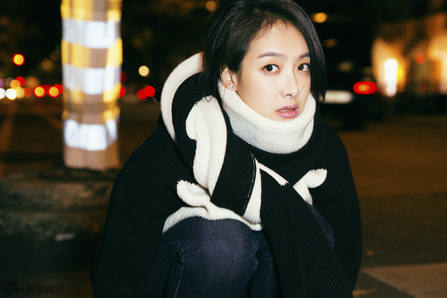 组图:宋茜巴黎秋日街拍曝光 黑白穿搭简约时尚