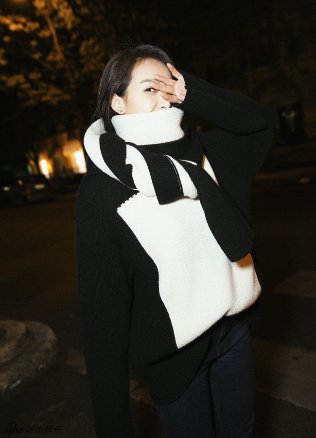 组图:宋茜巴黎秋日街拍曝光 黑白穿搭简约时尚