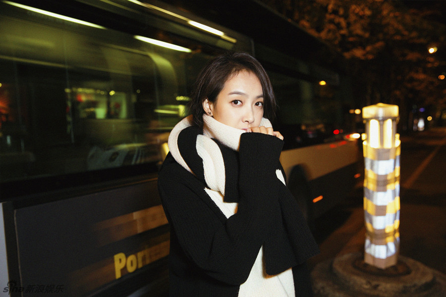 组图:宋茜巴黎秋日街拍曝光 黑白穿搭简约时尚