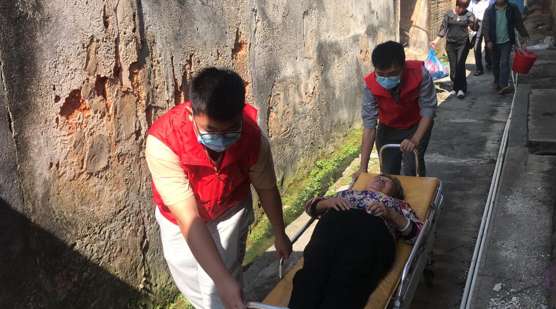 广东潮阳：“呼援通”创新居家养老服务新机制_fororder_　图为潮阳呼援中心志愿者协助特困老人就医