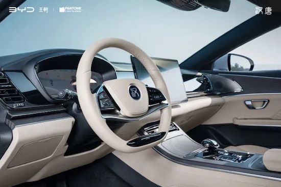 比亚迪甩出“王炸” 汉唐荣耀版16.98万起 让燃油车再次破防_fororder_image005